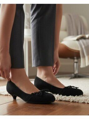NEWPORT NEWS Gathered Top Black Suede Kitten Heel Pump Ladies Size 8